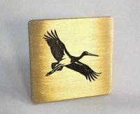 Значок с черным аистом