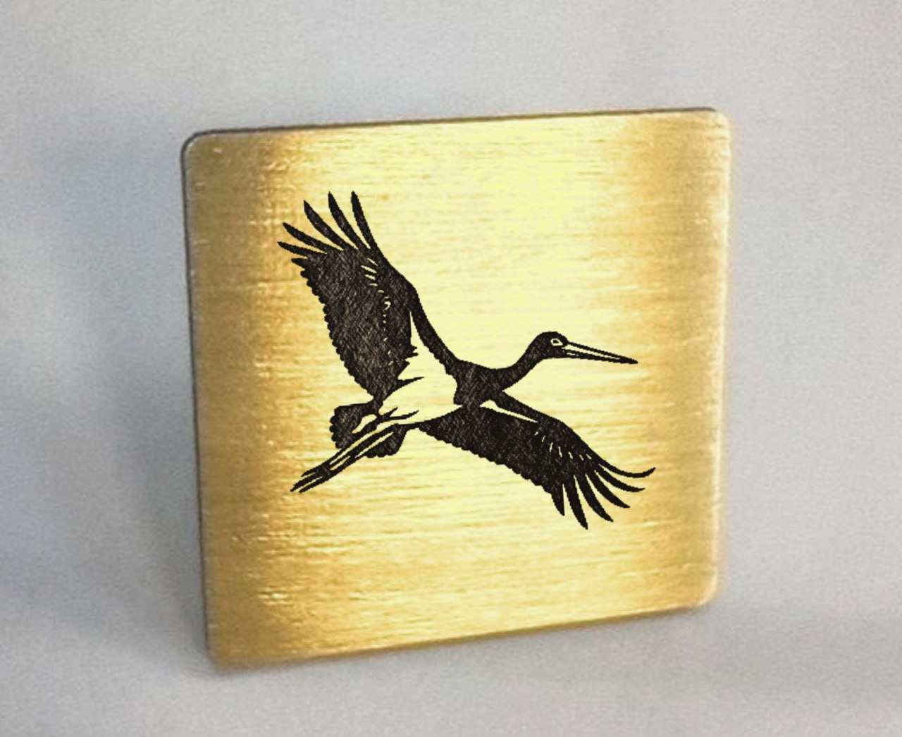 Значок с черным аистом