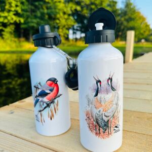 Бутылка с журавлями и со снегирем на фоне озера
