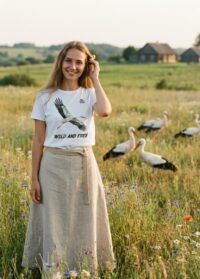 Девушка в майке с аистом