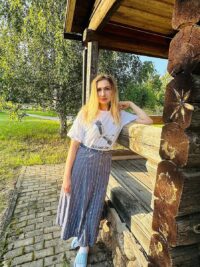 Девушка в майке с летящим белым аистом