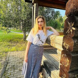 Девушка в майке с летящим белым аистом