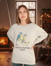 Девушка в свитшоте с лазоревками