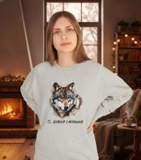 Девушка в свитшоте с волком