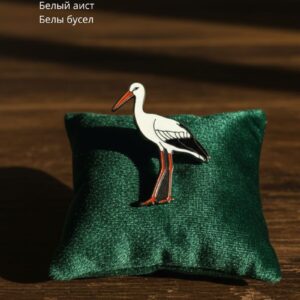 Значок с белым аистом